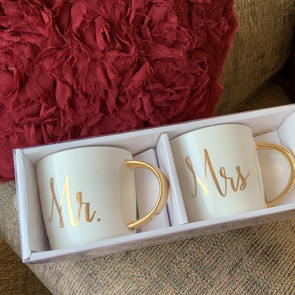 Wedding decorations,Mr. & Mrs. Mugs, hanging bows,tablecloths,rings, plaque - Picture 2 of 13
